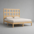 Lit double 160 × 200 cm en pin massif naturel avec sommier à lattes et tête de lit à grille, dimensions totales 168 × 209 × 150 cm