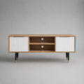 Meuble TV bas rectangulaire en MDF et métal avec 2 portes coulissantes et 2 niches, chêne naturel, blanc, noir et laiton, 140 × 40 × 55 cm
