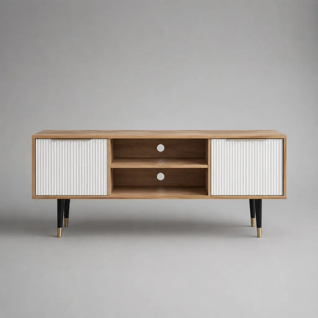 Meuble TV bas rectangulaire en MDF et métal avec 2 portes coulissantes et 2 niches, chêne naturel, blanc, noir et laiton, 140 × 40 × 55 cm